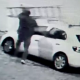 Homem furta escada presa no teto de carro em Resende