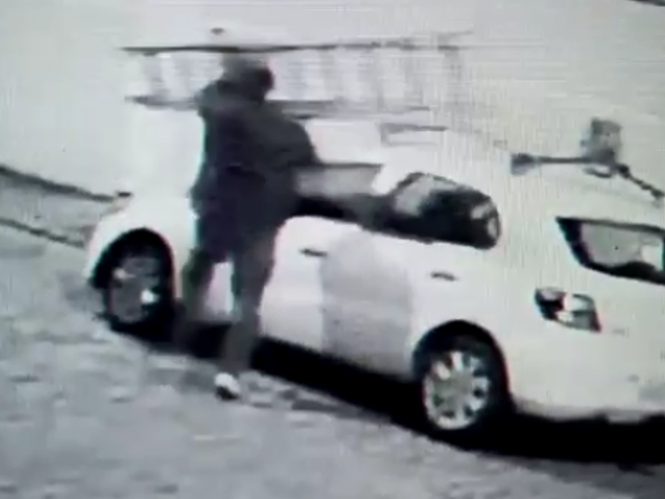 Homem furta escada presa no teto de carro em Resende